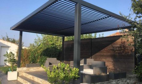 Pergola sur mesure en acier thermolaqué en Provence