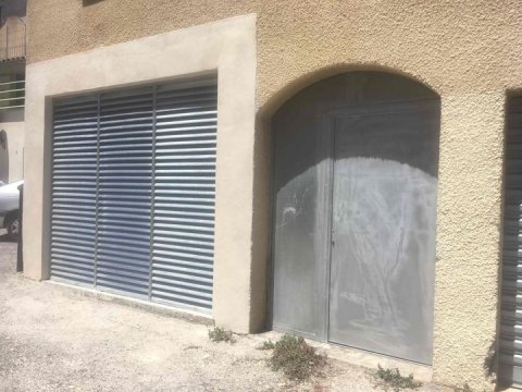 Création d'une porte en acier galvanisé et cadres à ventelles pour un local technique à proximité de Pernes-les-Fontaines