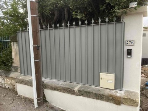 Création d'une grille tôlée en acier thermolaqué sur la commune d'entraigues sur la sorgue