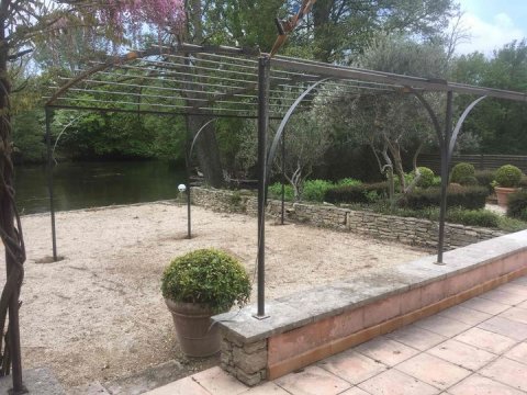 Pergolas cintrée en acier brut de 5m par 4m80 à L'isle-sur-la-sorgue.