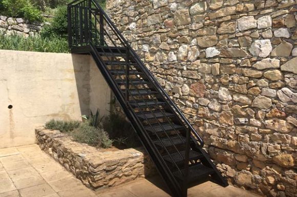 Devis pour la création d’un escalier en acier sur mesure - Pernes-les-Fontaines - Rémi Genoulaz Métallerie Soudure