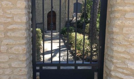 Portillon cintré en acier thermolaqué avec un soubassement tôlé à Chateauneuf de Gadagne